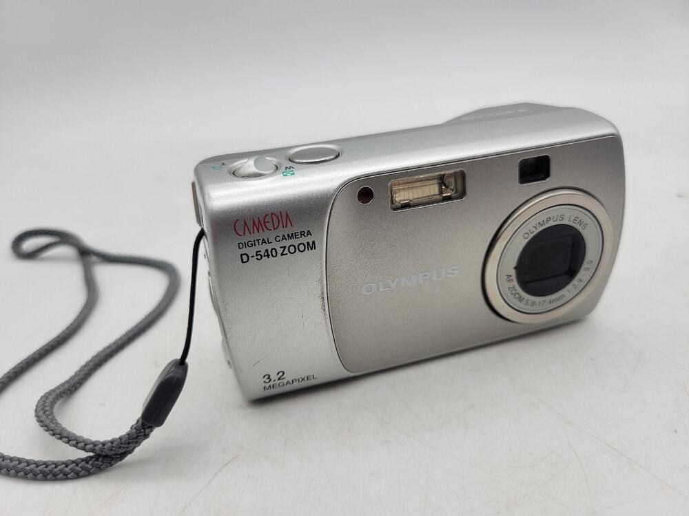 Olympus 3.2 Megapixel Digital Camera D-540 W/ Fujifilm 256MB Memory Card & Case